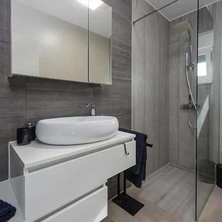 בית נופש 4 Bedroom Beautiful In מאנדרה