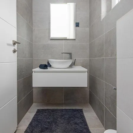 4 Bedroom Beautiful In * מאנדרה