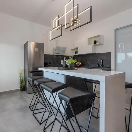 בית נופש 4 Bedroom Beautiful In