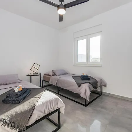 4 Bedroom Beautiful In מאנדרה