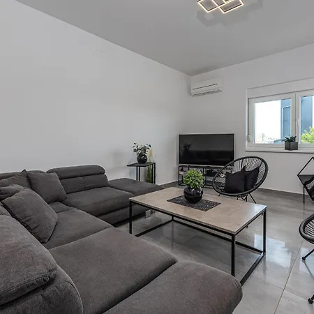 4 Bedroom Beautiful In * מאנדרה