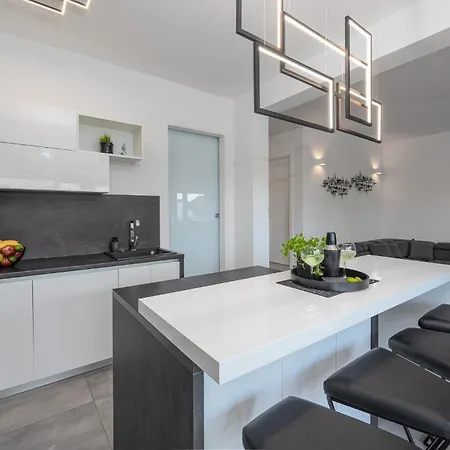 4 Bedroom Beautiful In בית נופש