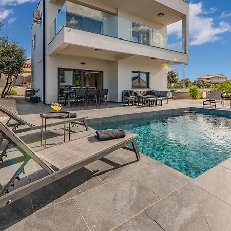 4 Bedroom Beautiful In בית נופש מאנדרה