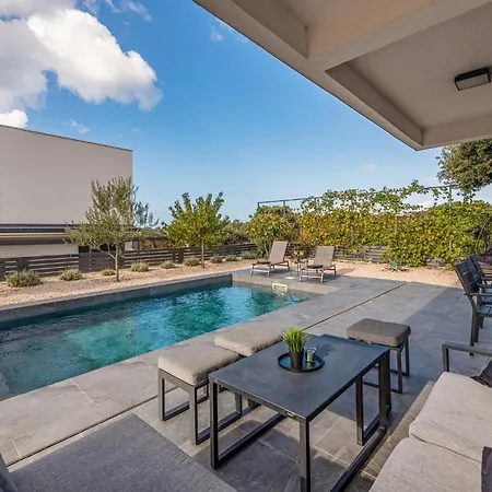 בית נופש 4 Bedroom Beautiful In *
