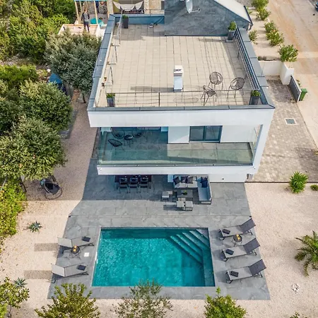 4 Bedroom Beautiful In בית נופש מאנדרה