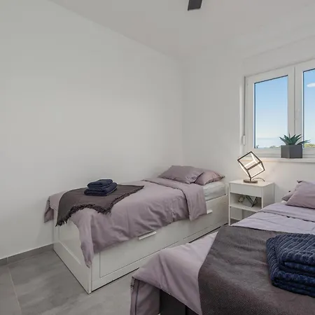 4 Bedroom Beautiful In בית נופש מאנדרה