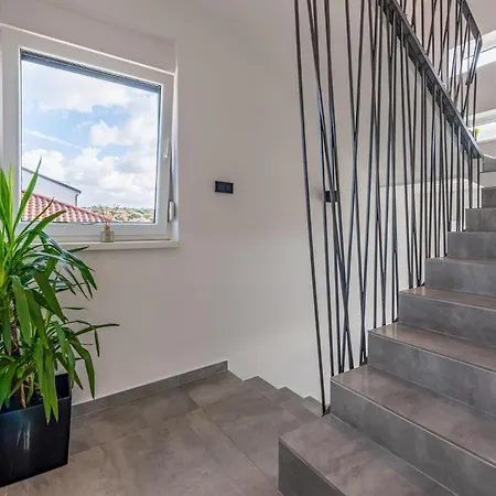 4 Bedroom Beautiful In * מאנדרה
