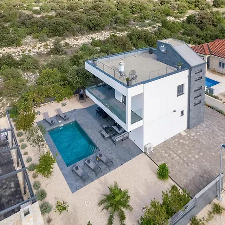 בית נופש 4 Bedroom Beautiful In מאנדרה